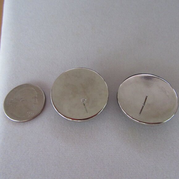 Casual Corner round pierced button earrings with fabric, faux pearl & filigree - Picture 6 of 7